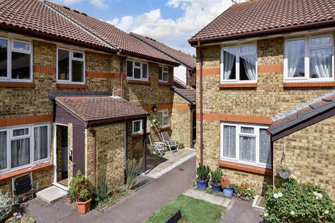 2 bedroom flat for sale - Chelwood Close, Chingford
