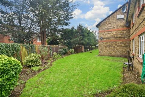 2 bedroom flat for sale - Chelwood Close, Chingford