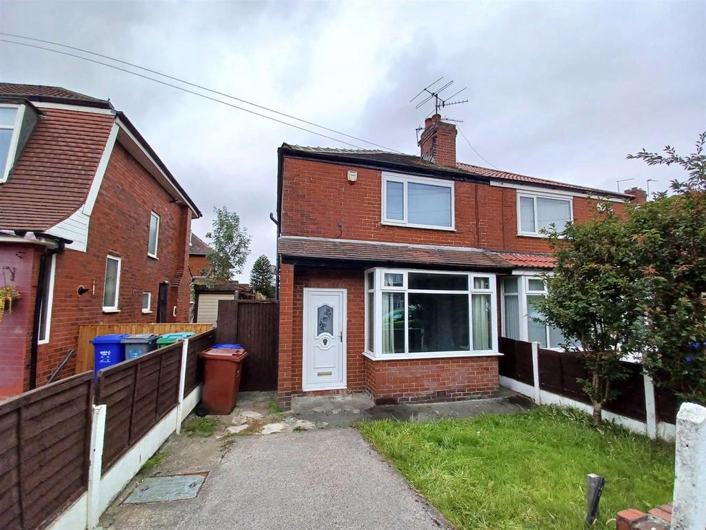 Sidley Avenue, Manchester M9 2 bed semidetached house £925 pcm (£213 pw)