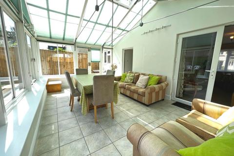 4 bedroom semi-detached house for sale - Lawrence Road - 4 bed fully furnished student property.