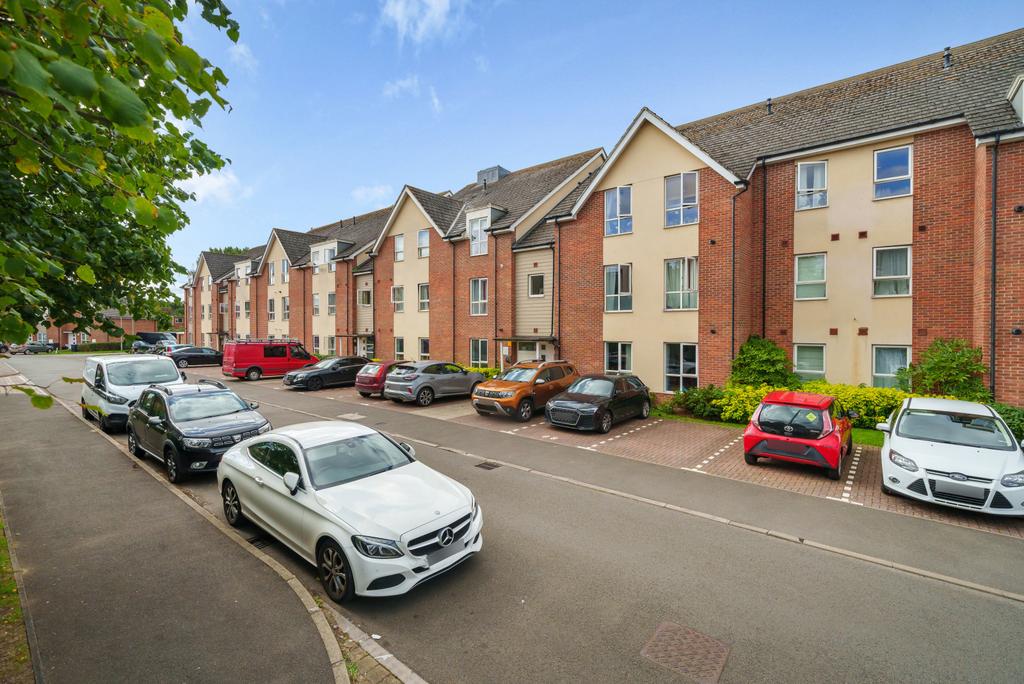 Harrow Close, Addlestone, Surrey, KT15 2 bed apartment £1,300 pcm (£