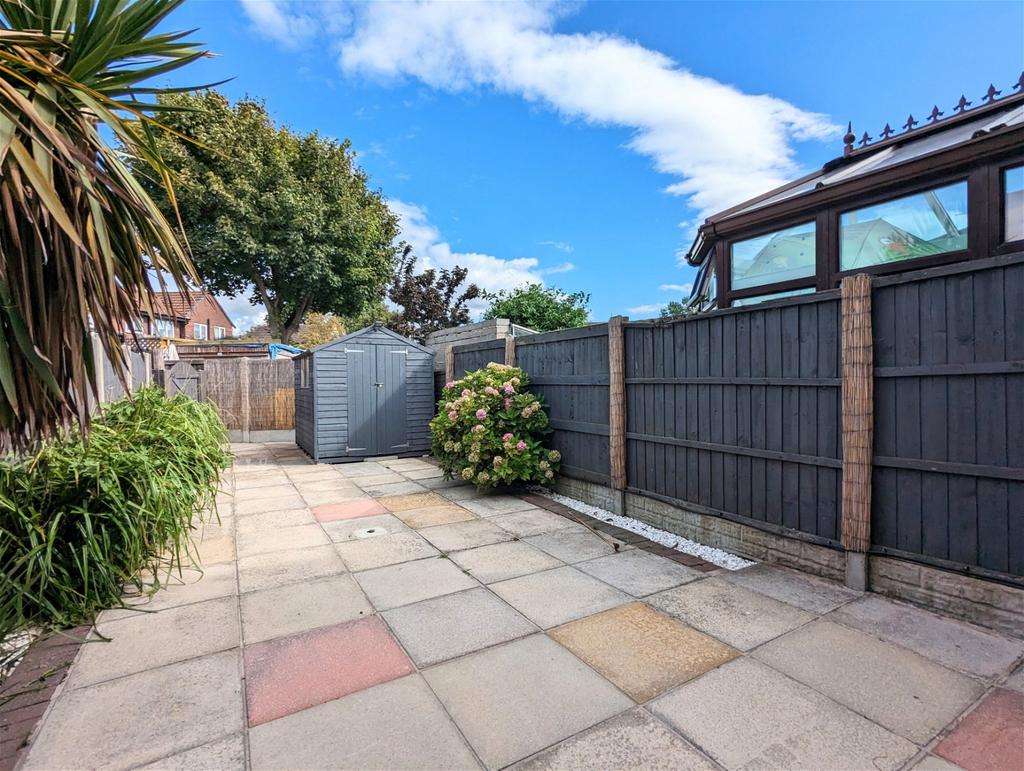 Redhill Drive, Kew, Southport... 2 bed terraced house £850 pcm (£196 pw)