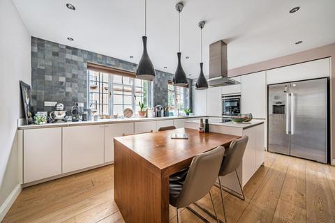 3 Robert Close, London, W9 1BY