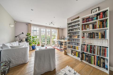 3 Robert Close, London, W9 1BY