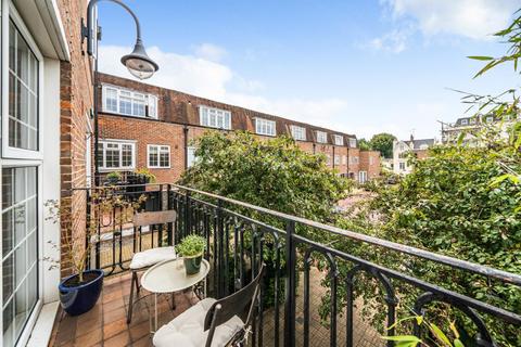 3 Robert Close, London, W9 1BY