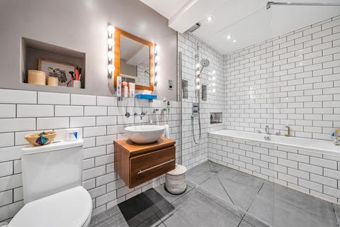 3 Robert Close, London, W9 1BY