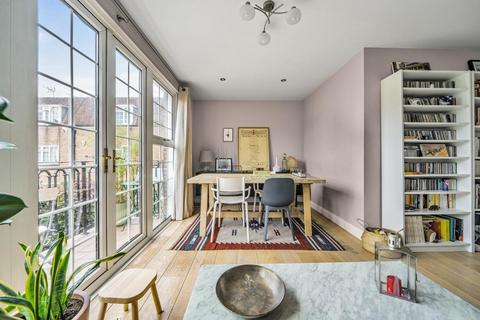 3 Robert Close, London, W9 1BY