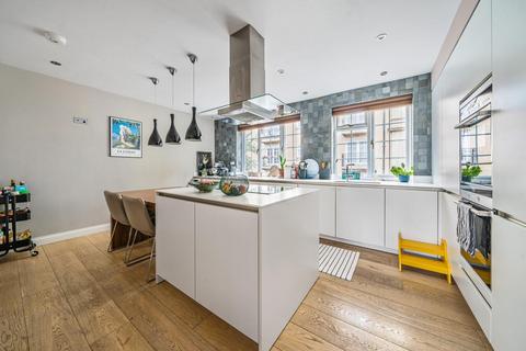 3 Robert Close, London, W9 1BY