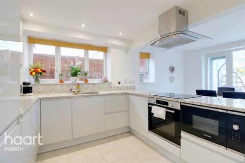 5 bedroom detached house for sale - Spire View, March