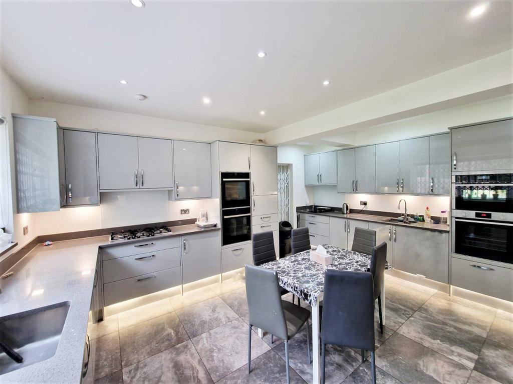 A 6 bed, 3 bath lovely detached house available a