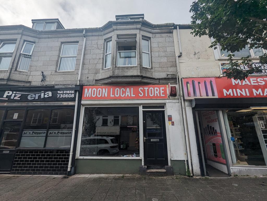 Commercial Street, Maesteg, Bridgend.... Shop £600 pcm (£138 pw)