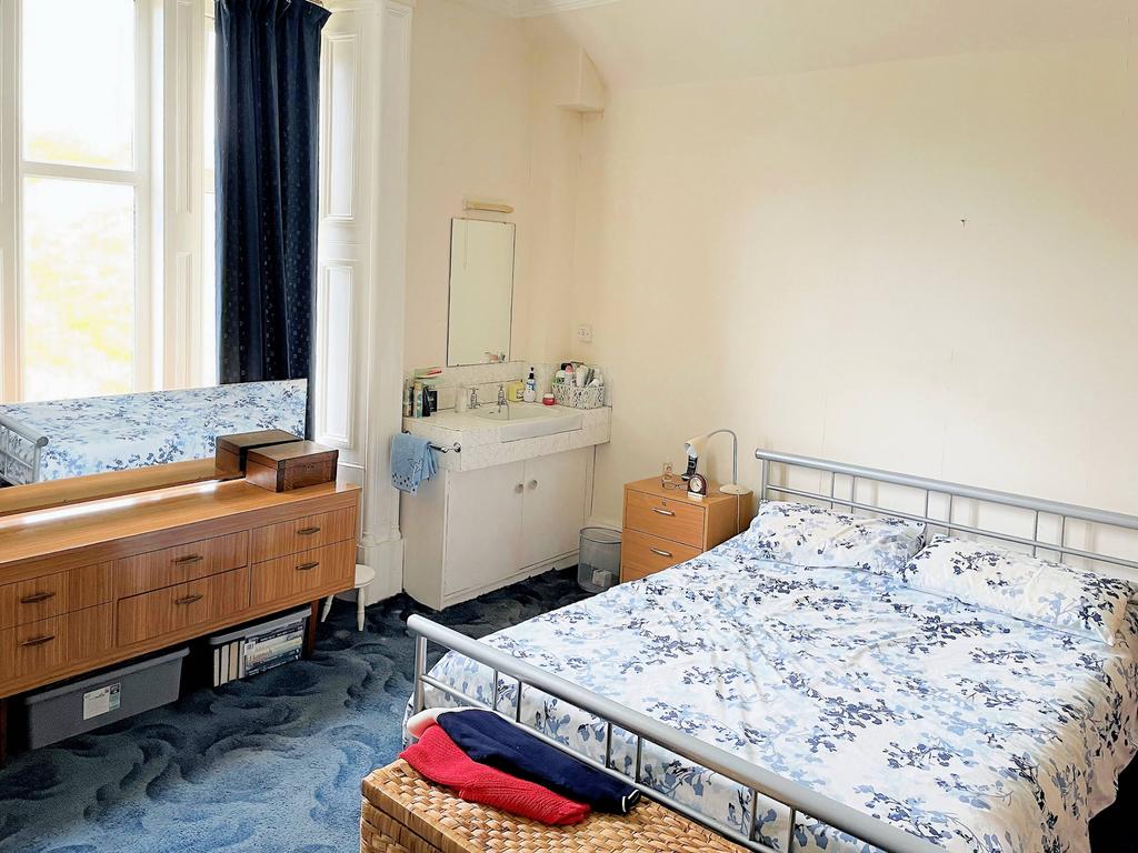 No1 Dinning Cottage Bedroom 1