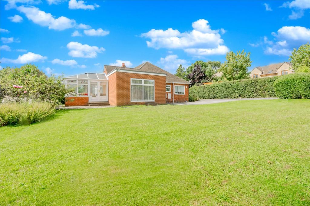 Whitehall Road East, Birkenshaw, Bradford, BD11 2 bed bungalow for sale