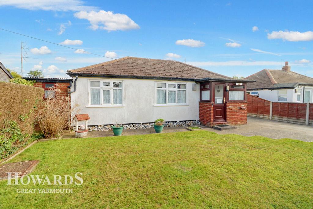 Fakes Road, Hemsby 2 bed detached bungalow for sale £190,000