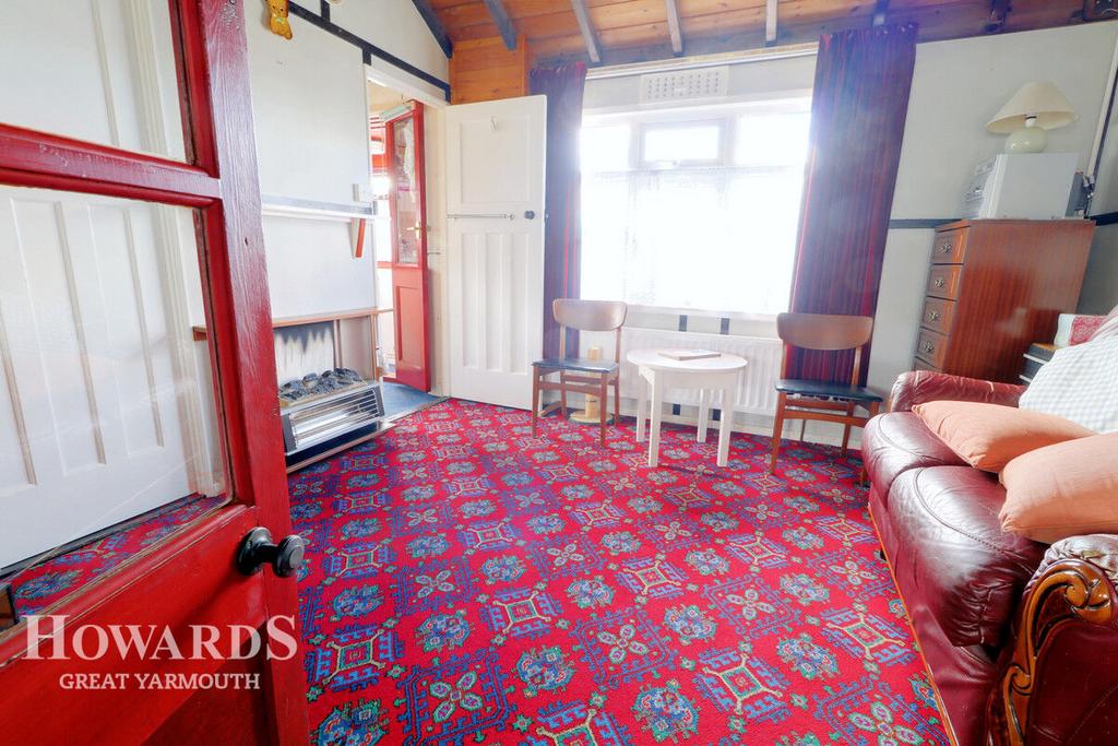 Fakes Road, Hemsby 2 bed detached bungalow for sale £180,000