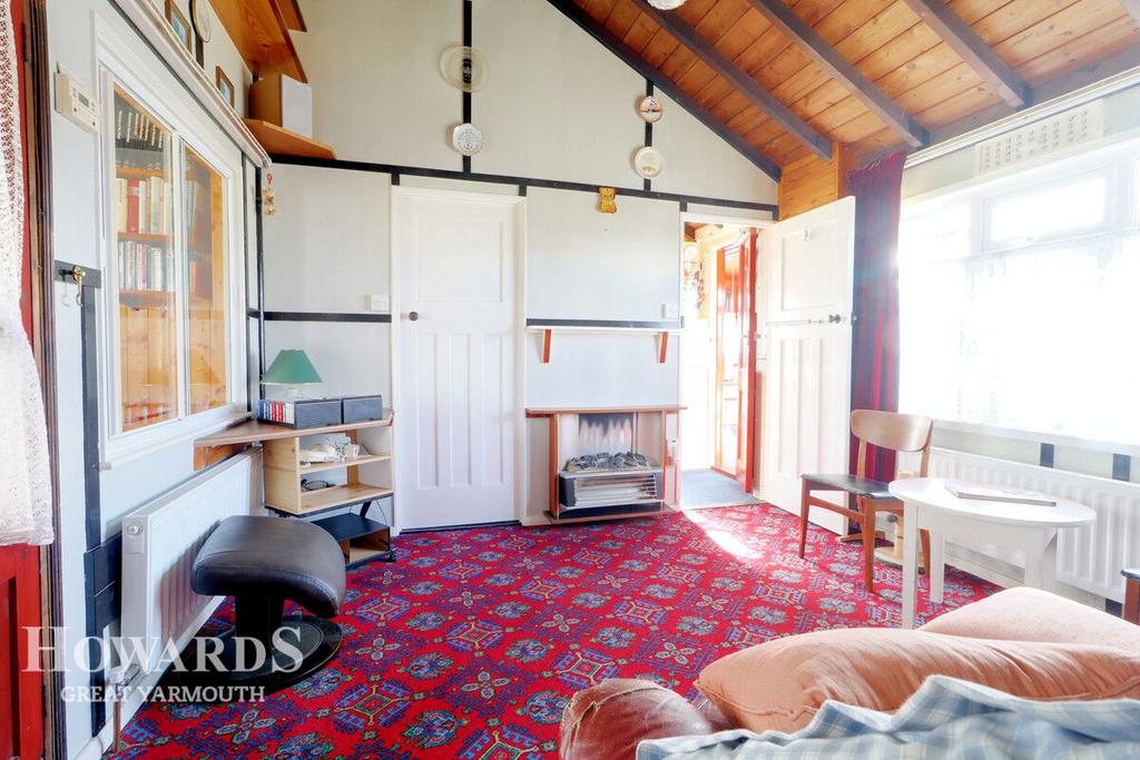 Fakes Road, Hemsby 2 bed detached bungalow for sale £190,000