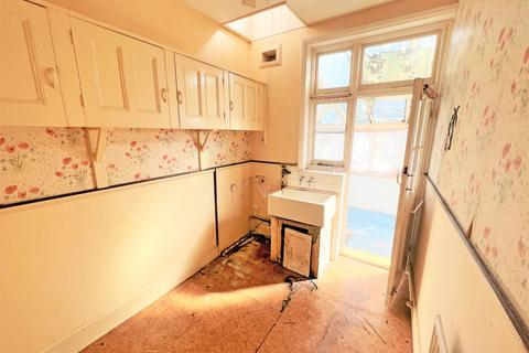 47 Gyllyngdune Gardens, Ilford, IG3 9HJ