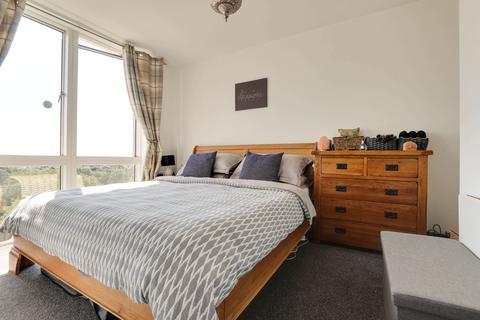 2 bedroom flat for sale, Skyline Plaza, Basingstoke RG21 7AX