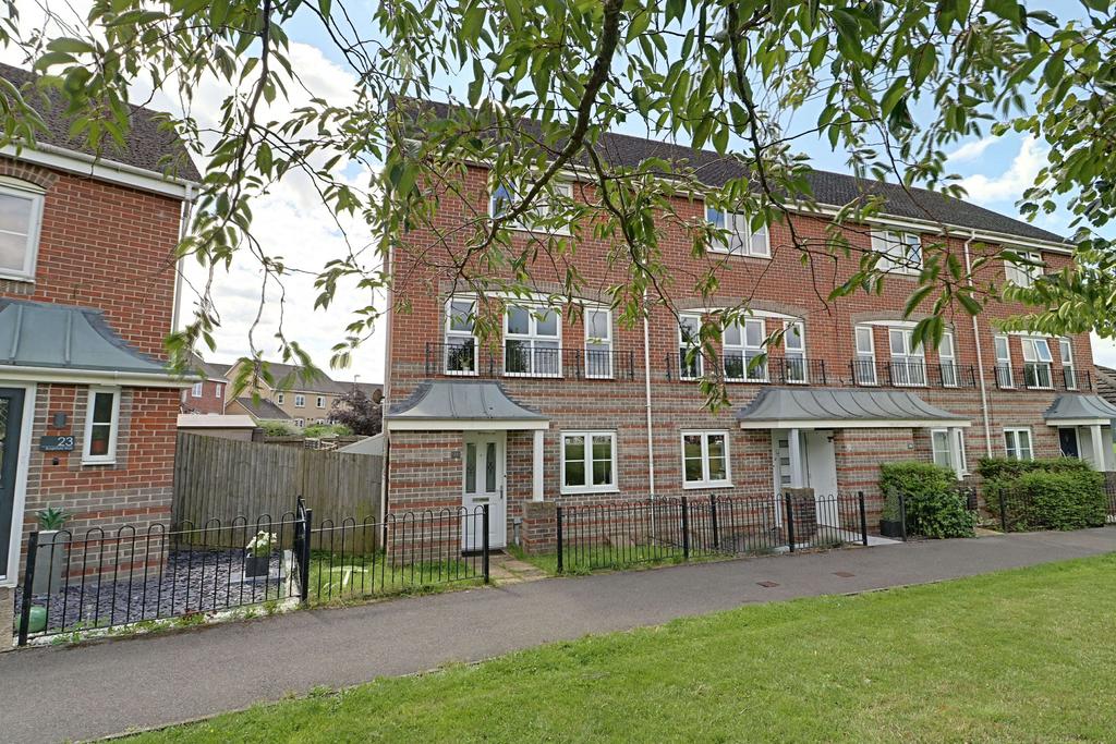 Burghfield Walk, Basingstoke RG22 5AT 4 bed end of terrace house for