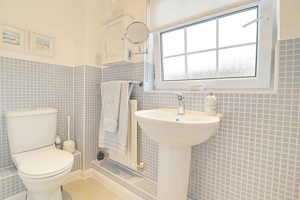 Ensuite to Bed 1