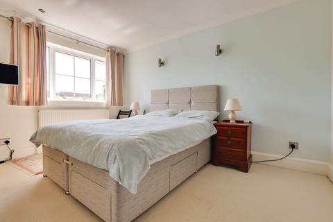 19 Auklet Close, Kempshott, Basingstoke, RG22 5JS