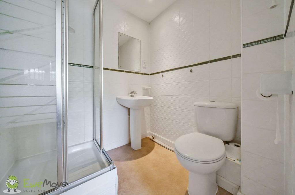 Ensuite to Bed 2