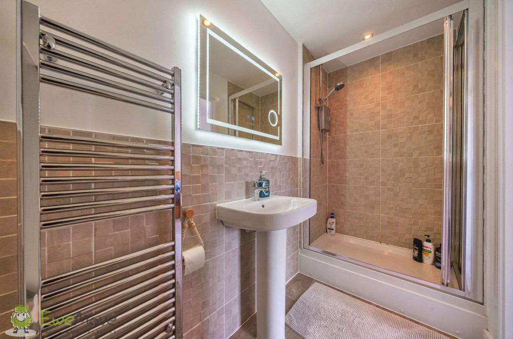 Ensuite to Bed 1