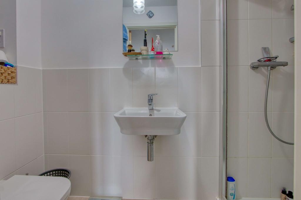 Ensuite to Bed 1