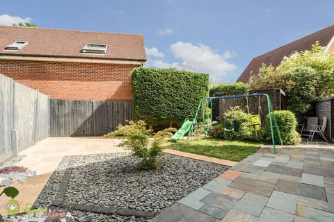 3 Athoke Croft, Hook, RG27 9UE