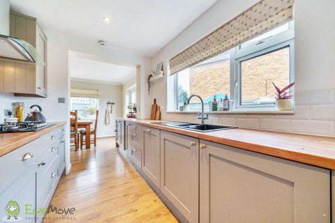 10 Bartons Drive, Yateley, GU46 6DP