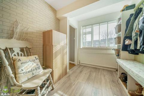 10 Bartons Drive, Yateley, GU46 6DP