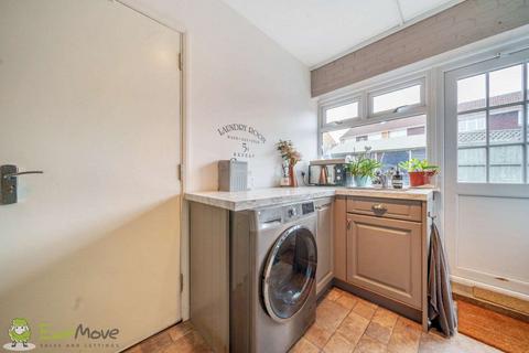 10 Bartons Drive, Yateley, GU46 6DP