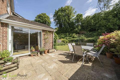 44 Bramshott Drive, Hook, RG27 9EY