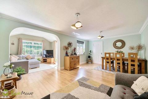 44 Bramshott Drive, Hook, RG27 9EY