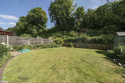 44 Bramshott Drive, Hook, RG27 9EY