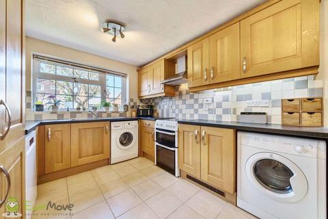 44 Bramshott Drive, Hook, RG27 9EY
