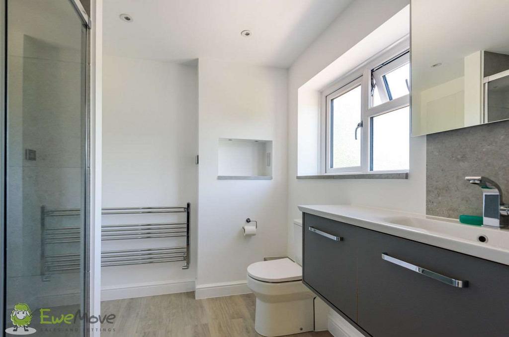Ensuite to Bed 1