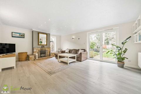 39 Middle Mead, Hook, RG27 9TE