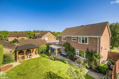 25 Oaktree Drive, Hook, RG27 9RA