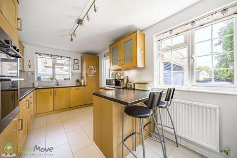 25 Oaktree Drive, Hook, RG27 9RA