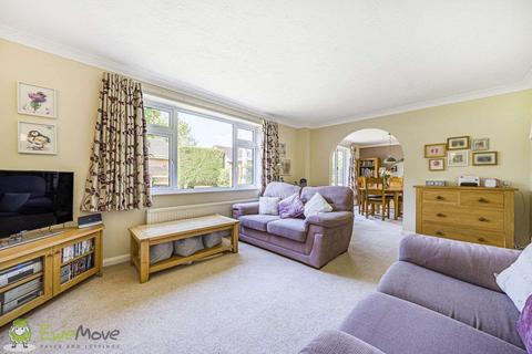 25 Oaktree Drive, Hook, RG27 9RA