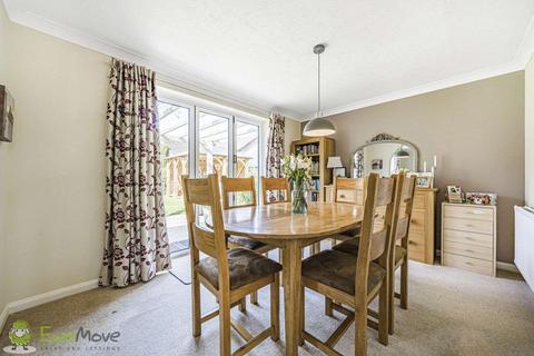 25 Oaktree Drive, Hook, RG27 9RA