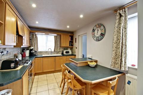 48 Oaktree Drive, Hook, RG27 9RN