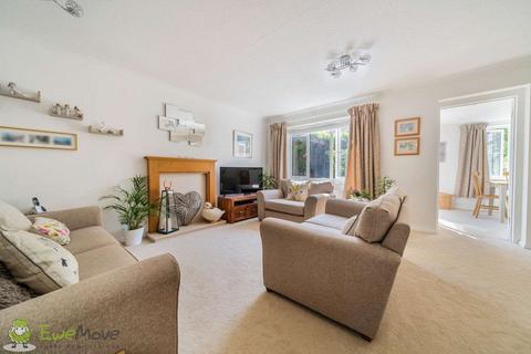 85 Ravenscroft, Hook, RG27 9NP