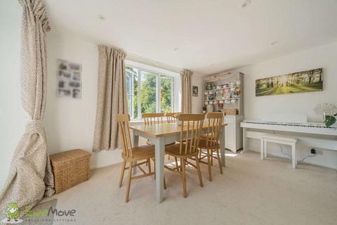 85 Ravenscroft, Hook, RG27 9NP