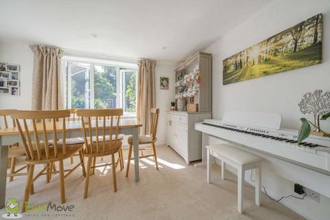 85 Ravenscroft, Hook, RG27 9NP