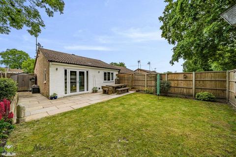 9 Heathview, Hook, RG27 9JW