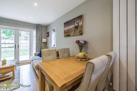 9 Heathview, Hook, RG27 9JW