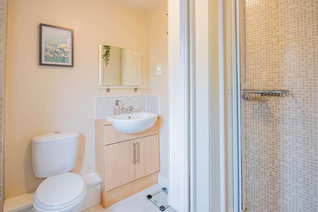Ensuite to Bed 1