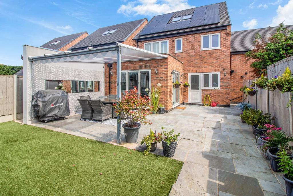 Cornwall Drive, Long Eaton NG10 2GR 4 bed detached house for sale £